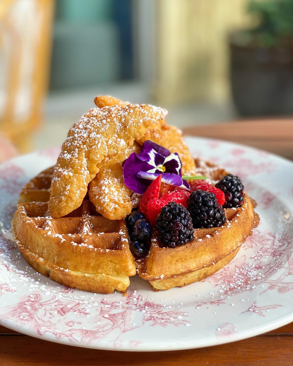 Miami Brunch Hostspot Little Hen in Midtown Miami with Instagrammable location and food chicken and waffles