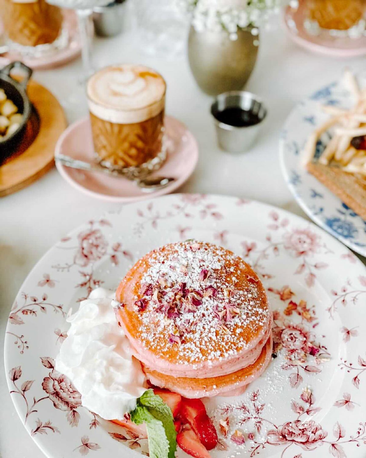 Miami Brunch Hostspot Little Hen in Midtown Miami with Instagrammable location and food rose petal pancakes